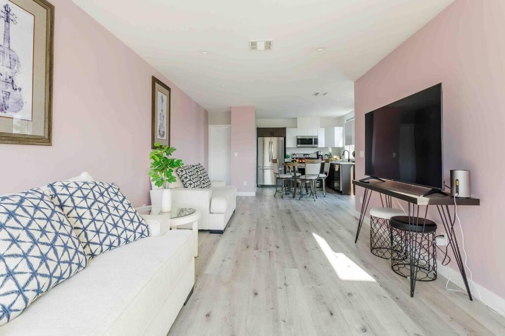 Stunning Hollywood Townhouse With Sunny Views Hébergement de vacances Los Angeles