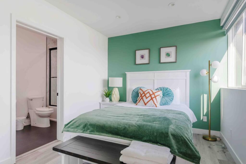 Stunning Hollywood Townhouse With Sunny Views Hébergement de vacances *