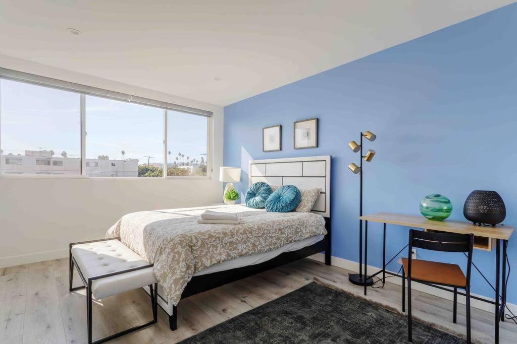 Stunning Hollywood Townhouse With Sunny Views Hébergement de vacances Los Angeles