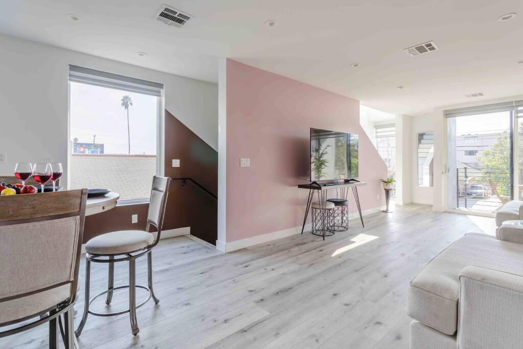 Stunning Hollywood Townhouse With Sunny Views Hébergement de vacances