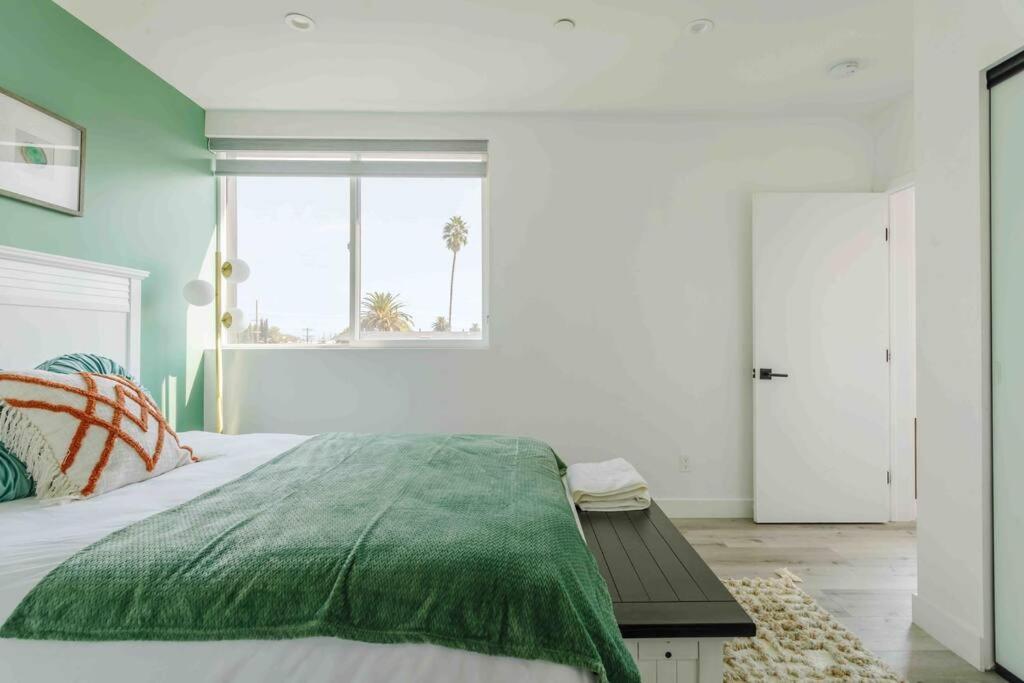 Stunning Hollywood Townhouse With Sunny Views Сasa de vacaciones Los Ángeles